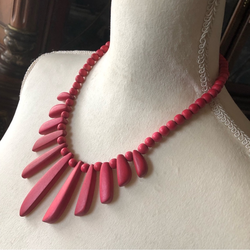 Vintage deep fuchsia wood bead necklace - Picture 4 of 9